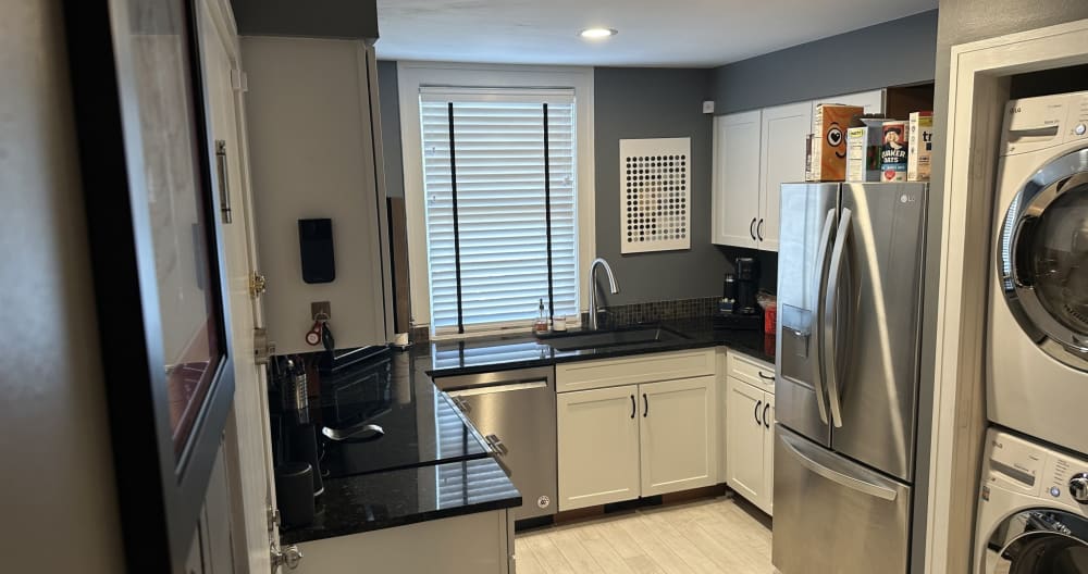 Private Room in Centrally Located Modern Condo - Picture 4