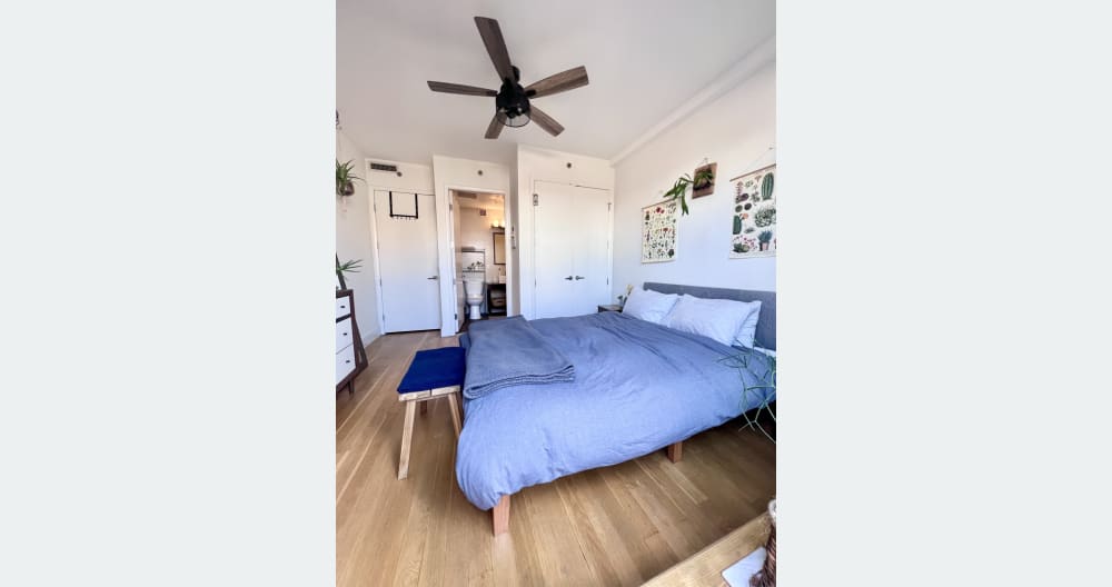 Quarto queen luminoso e arejado, com casa de banho privativa e varanda privada - Foto 3