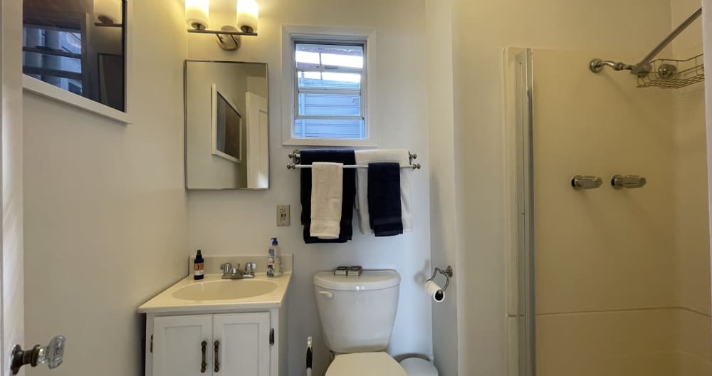 Dormitorio principal privado con baño privado en el corazón de Castro - Foto 9