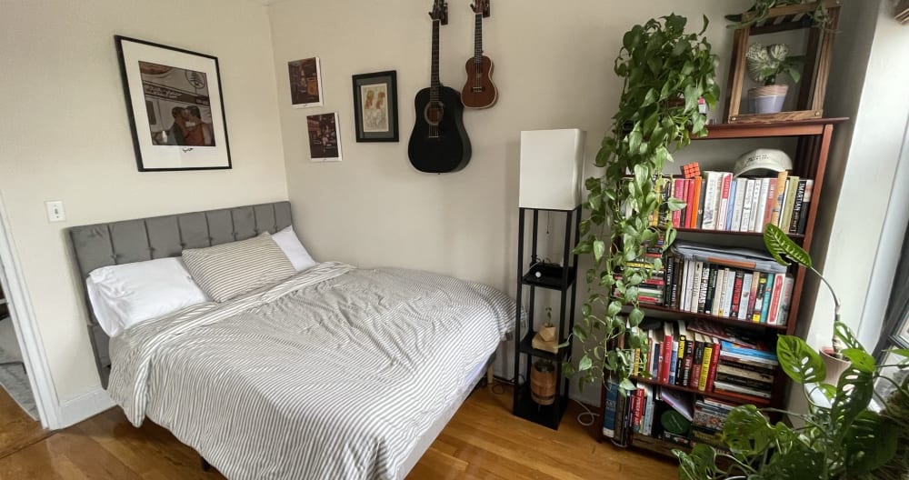 Bright 1BD apartment in East Village - Picture 2