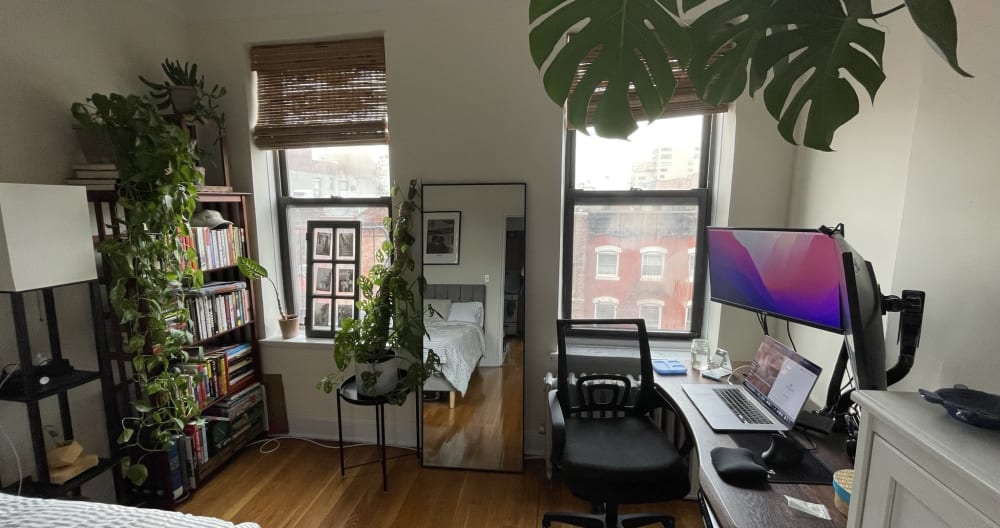 Bright 1BD apartment in East Village - Picture 1