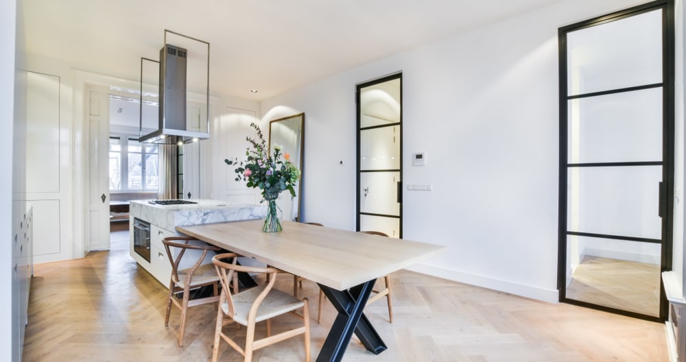Uniquely located, high-end 2-bedroom apartment - Picture 3