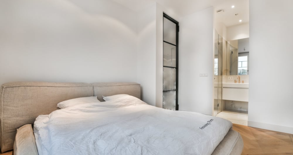 Uniquely located, high-end 2-bedroom apartment - Picture 12