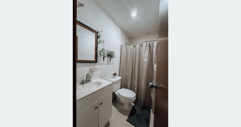 PRIVATE ROOM IN DOWNTOWN AREA - Picture 7