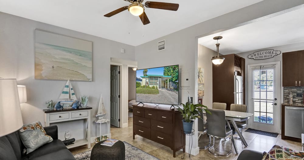 Love All, Host All, Home. Free parking-pet friendly - Picture 3