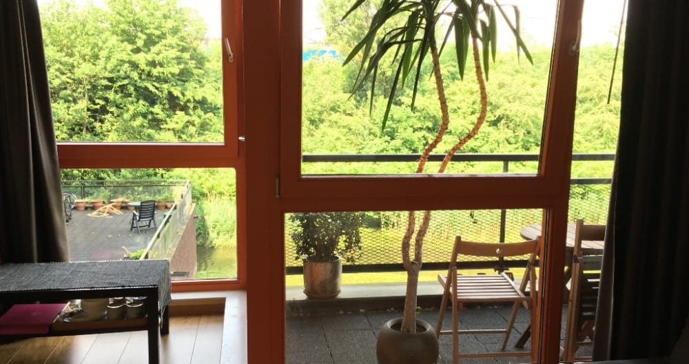 Cozy room with a loggia and a nice water view - Picture 4