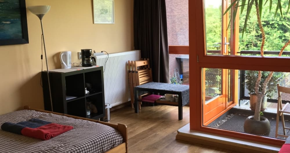 Cozy room with a loggia and a nice water view - Picture 3