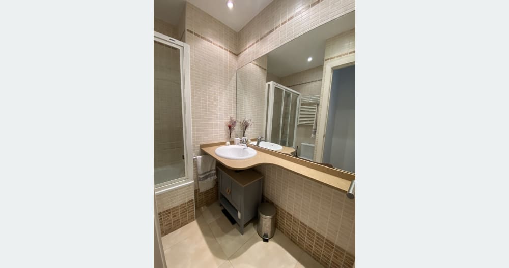 Comfortable room with bathroom - Picture 5