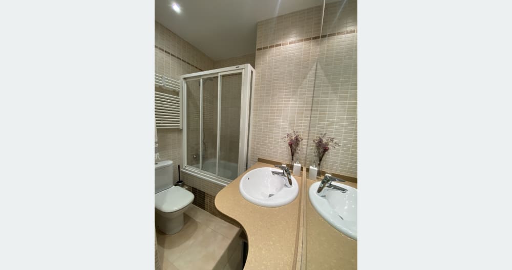 Comfortable room with bathroom - Picture 6