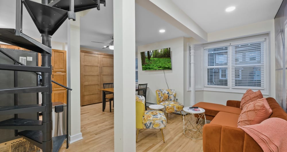 NEW-Free Prkg-2BR-2.5 Bath Duplex - Picture 2
