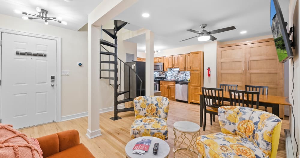 NEW-Free Prkg-2BR-2.5 Bath Duplex - Picture 3