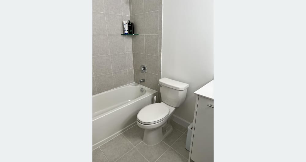 Quarto privado com casa de banho privativa e closet. - Foto 4