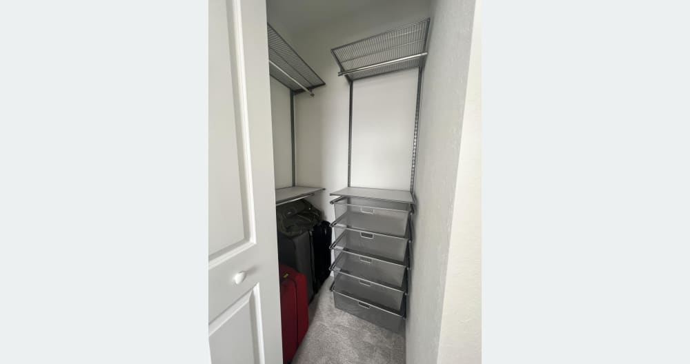 Quarto privado com casa de banho privativa e closet. - Foto 3