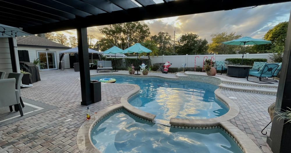 Elegant Pool House - Photo 1