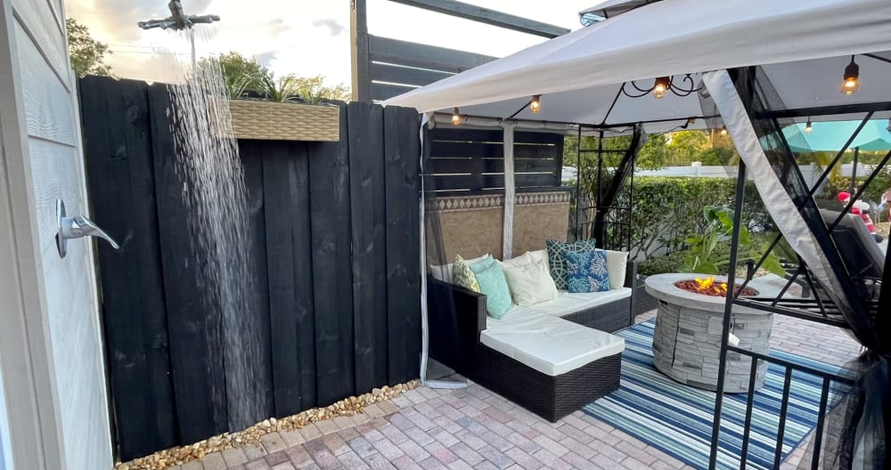 Elegant Pool House - Photo 11