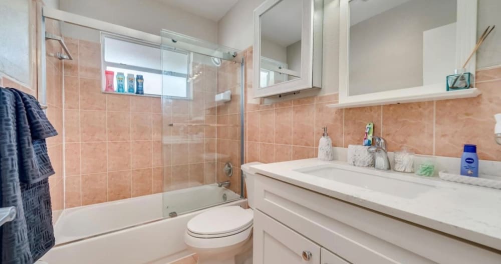 Beautiful Home in Ft. Lauderdale! 10 min away from the beach - Picture 9