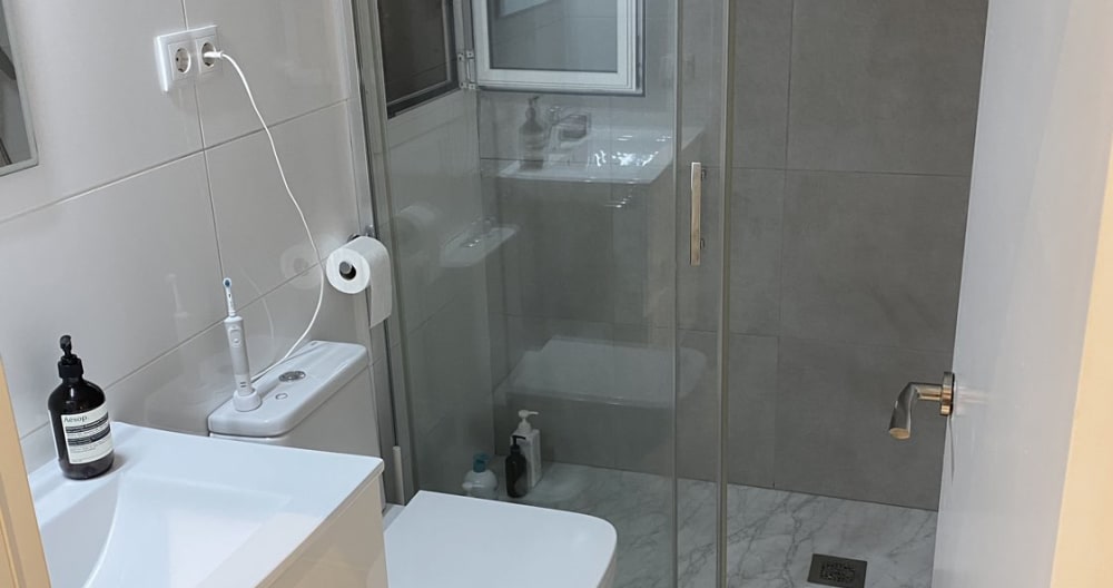 habitación doble con balcón privado en bonito apartamento - Photo 6