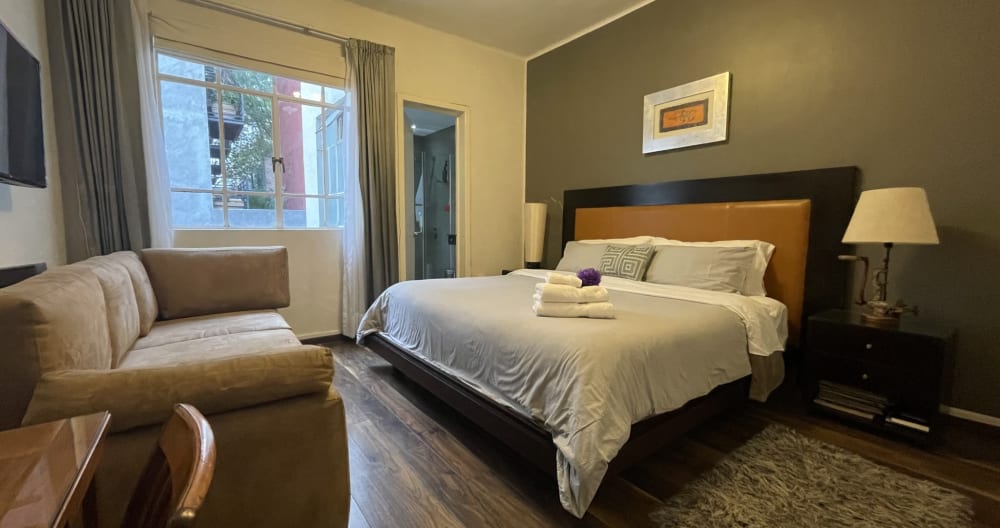 Xl bed w / bathroom.KZ private bedroom, with private bathroom. Small gym - Picture 1