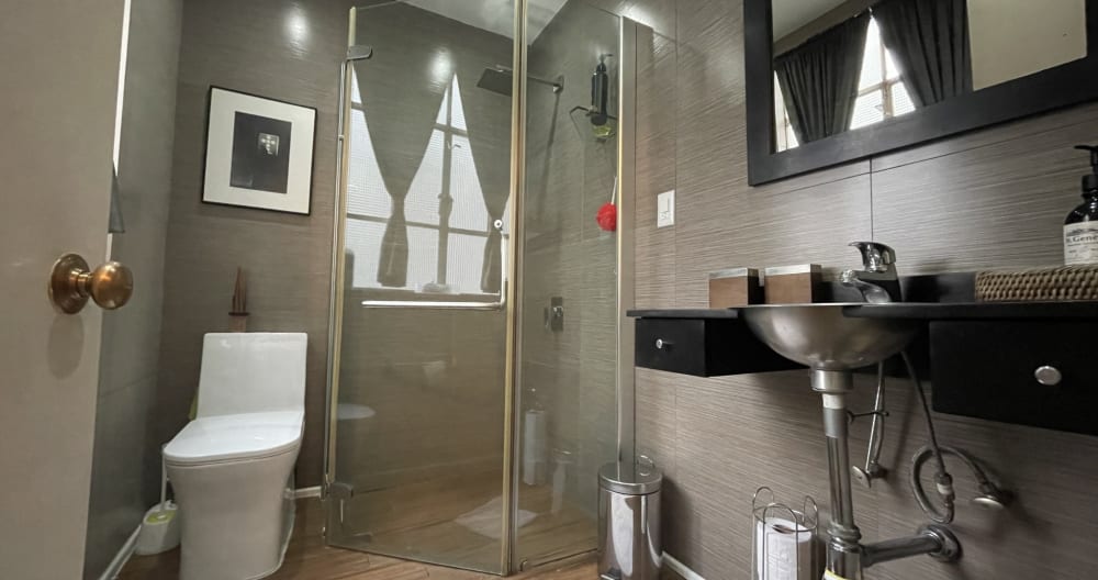 Xl bed w / bathroom.KZ private bedroom, with private bathroom. Small gym - Picture 3