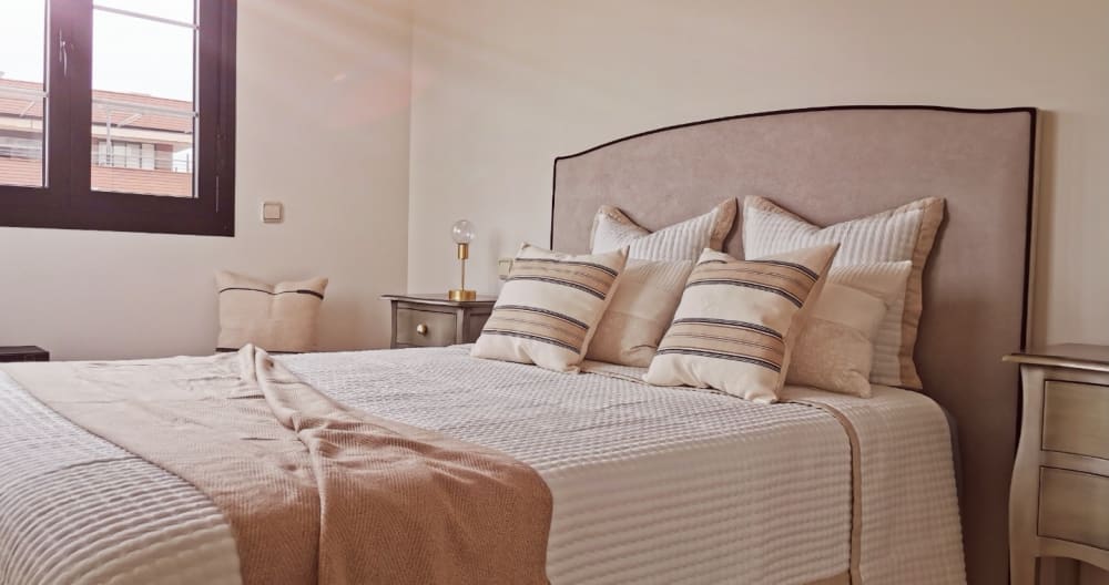 Chambre privée avec salle de bain attenante donnant sur les 5 tours - Photo 2
