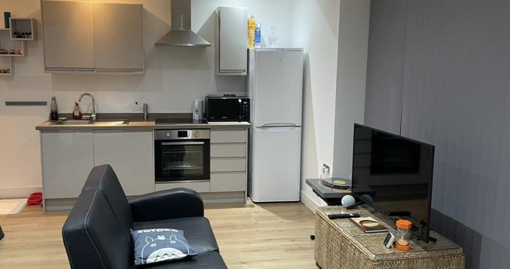 Beautiful Studio flat for sharing near London Gay to