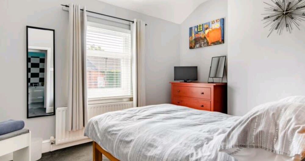 Private room in Towcester, closeby the main road and racecourse Gay