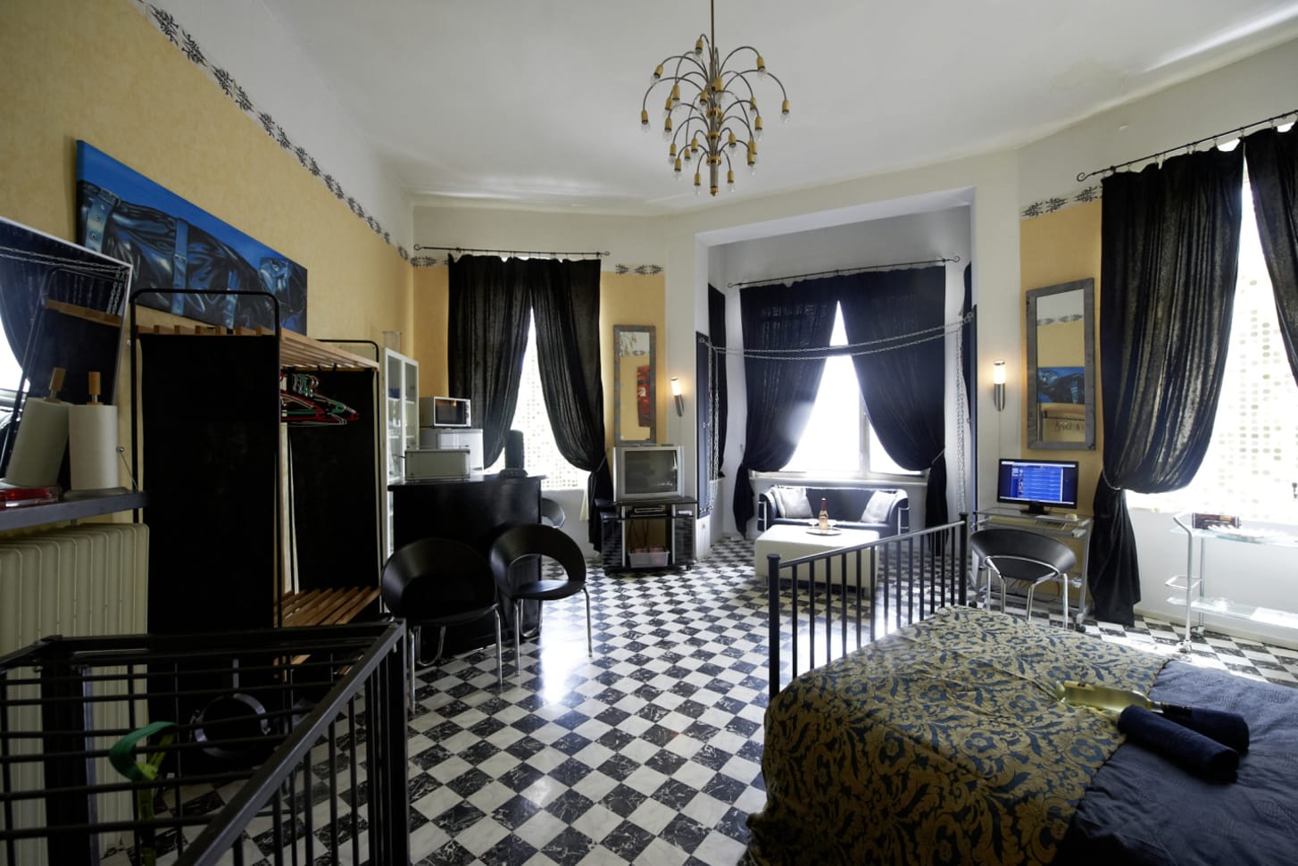Tigerroom SM Playroom Suite, gay Berlin - Bed and ...