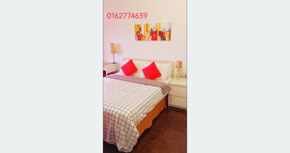 Master bedroom with ensuite bathroom Gay to rent in