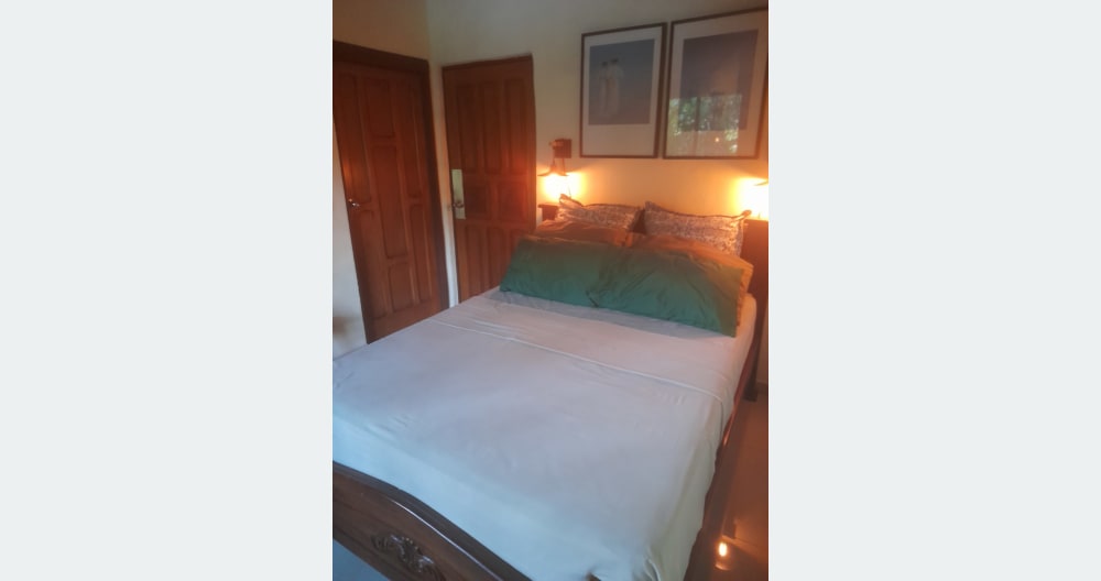 Anuncio de Mike en misterb&b - Full size comfy bed with quality bed linens and pillows