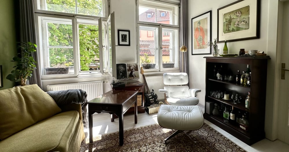 L'annuncio di George su misterb&b - Living room with a sofa, armchair and a work desk (not in photo).