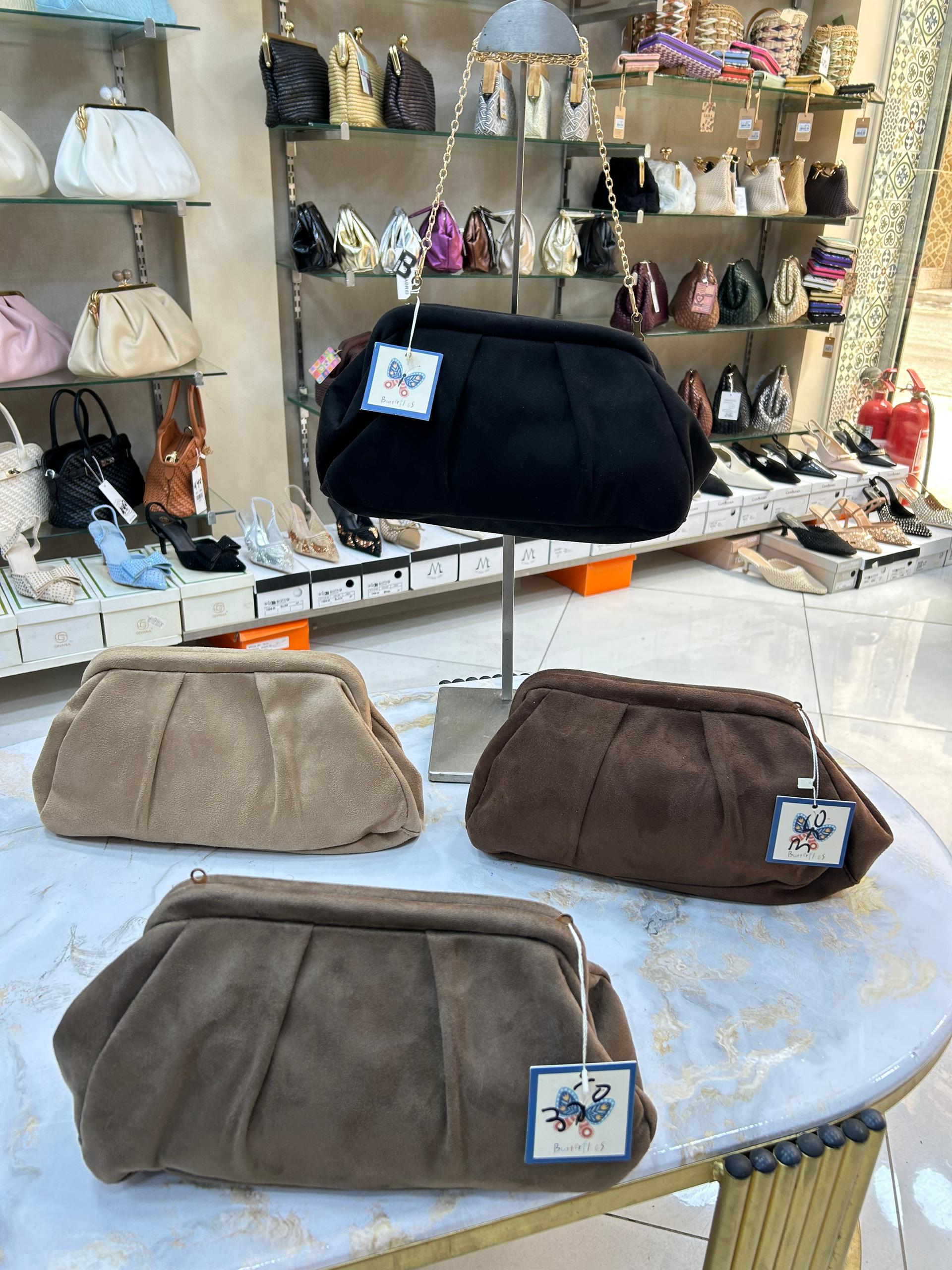 Pochette en daim plissée avec chaîne dorée