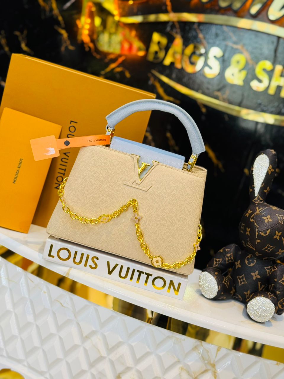 Sac à main modèle "Capucines" avec chaîne décorative