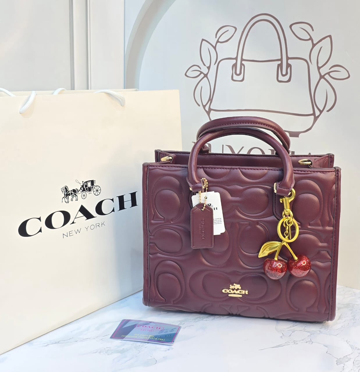 Sac à main en cuir matelassé avec bijou de sac cerise.