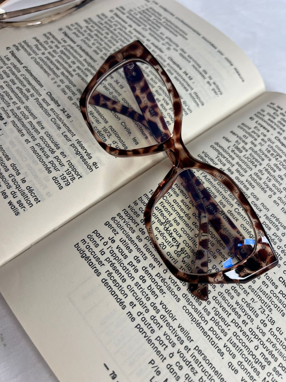 Lunettes de vue à monture épaisse.