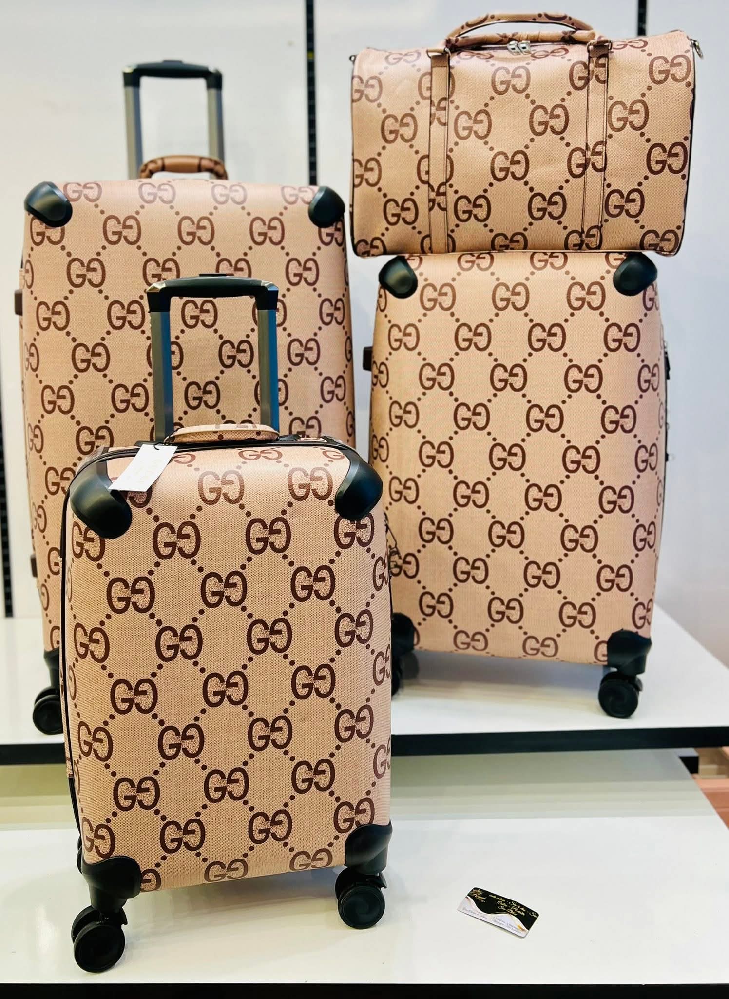 Set de voyage à monogramme entrelacé rose.