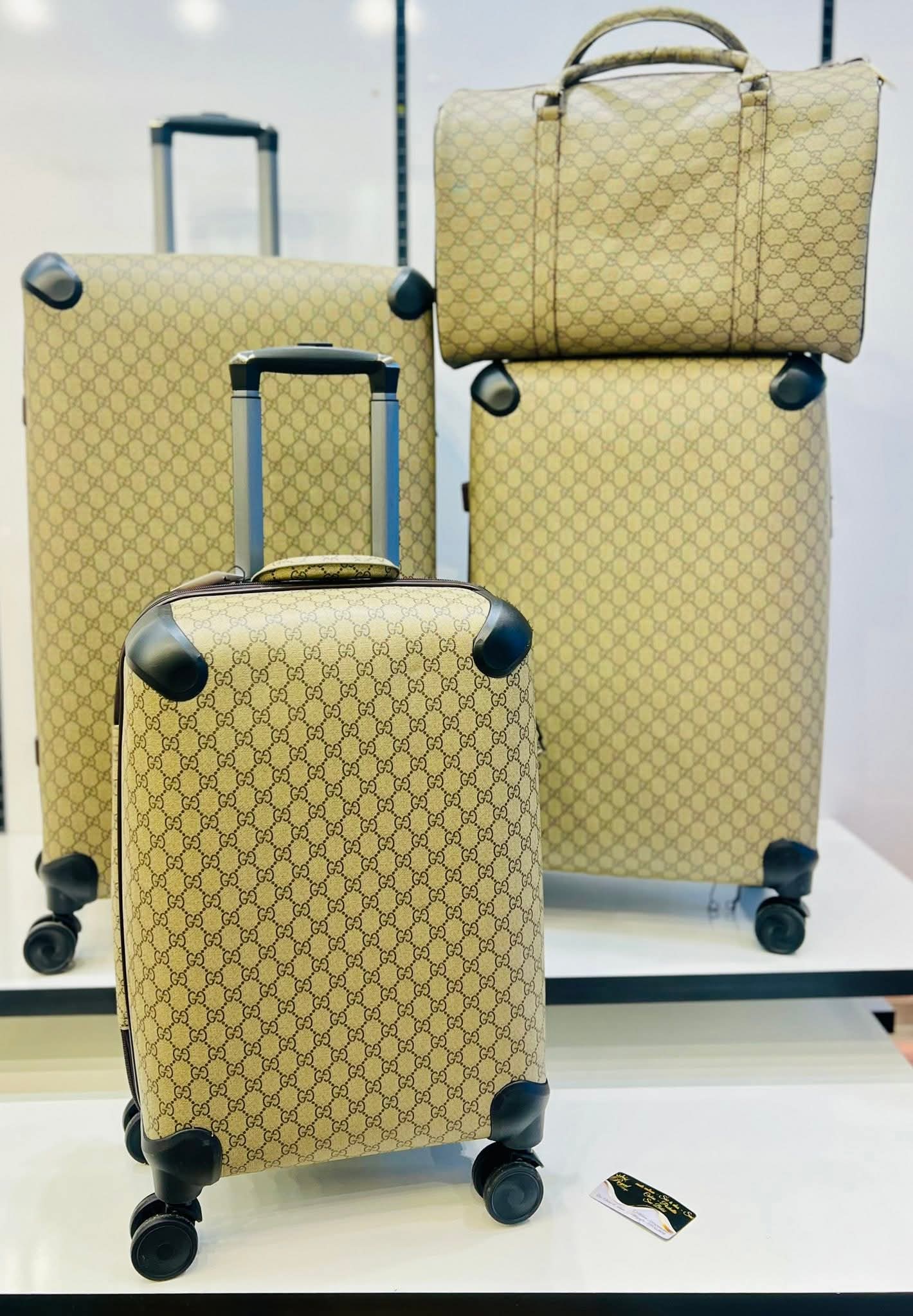 Ensemble de bagages à petit monogramme khaki.