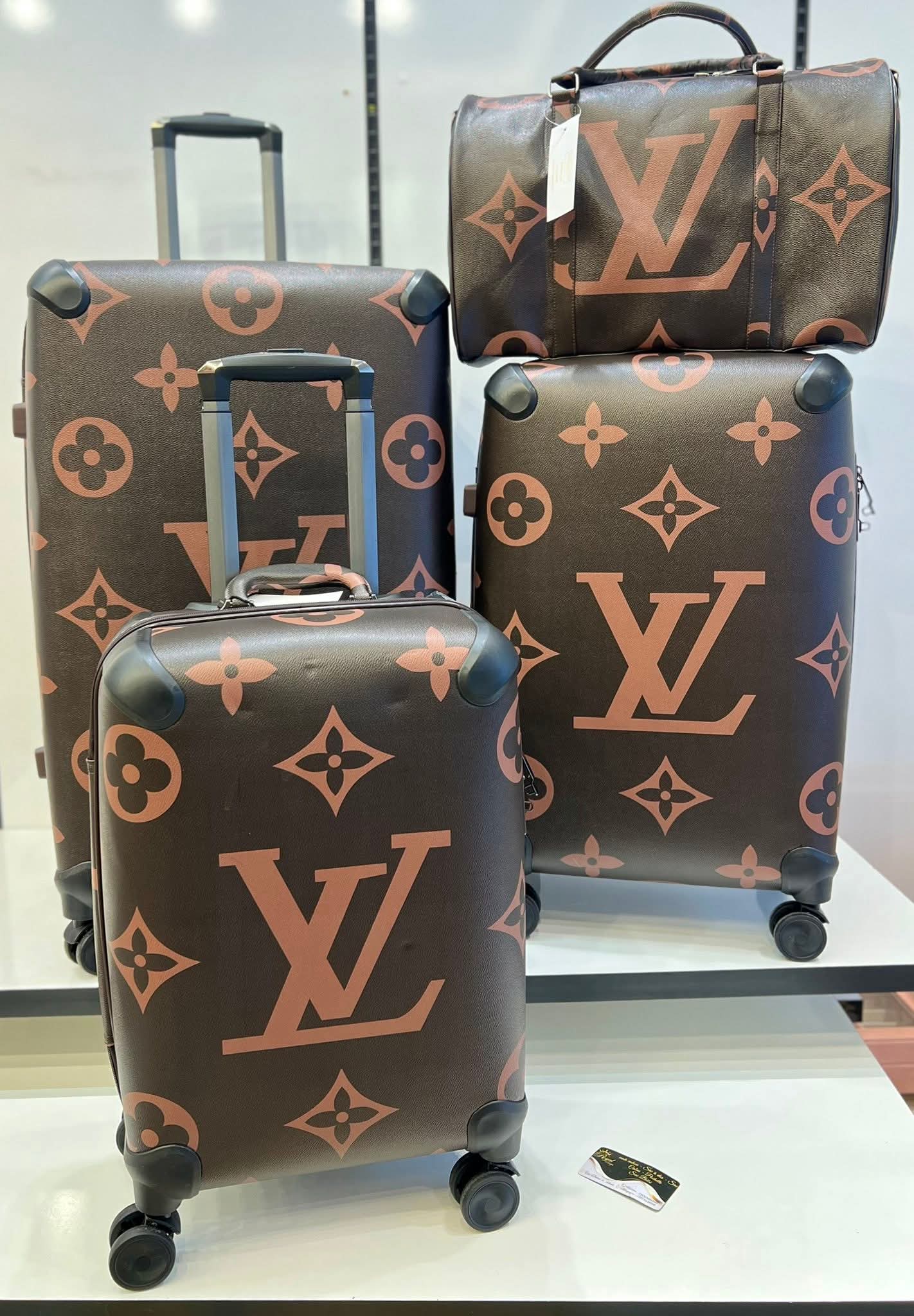 Valises à motifs floraux géométriques marron.