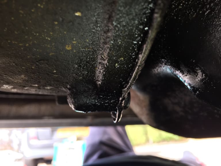 oil-leak-gbox-dirty.jpg oil-leak-gbox-dirty.jpg