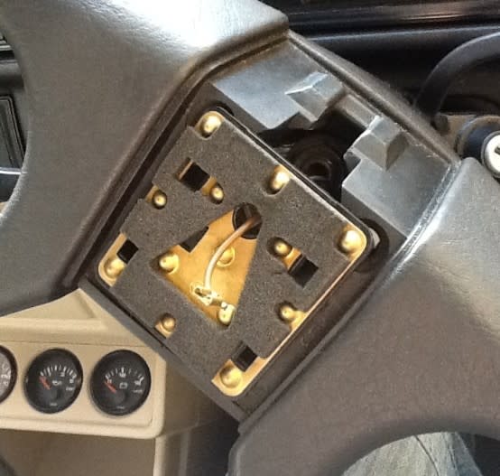 Steering wheel - missing plate.jpg