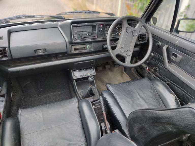 Dash and front seats fm rear.jpg Dash and front seats fm rear.jpg