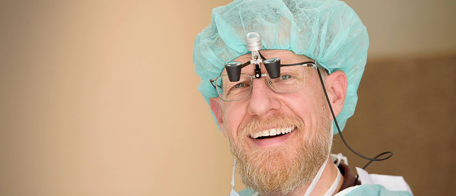 Dr. Dr. László Seper MKG-Chirurg mit Lupenbrille