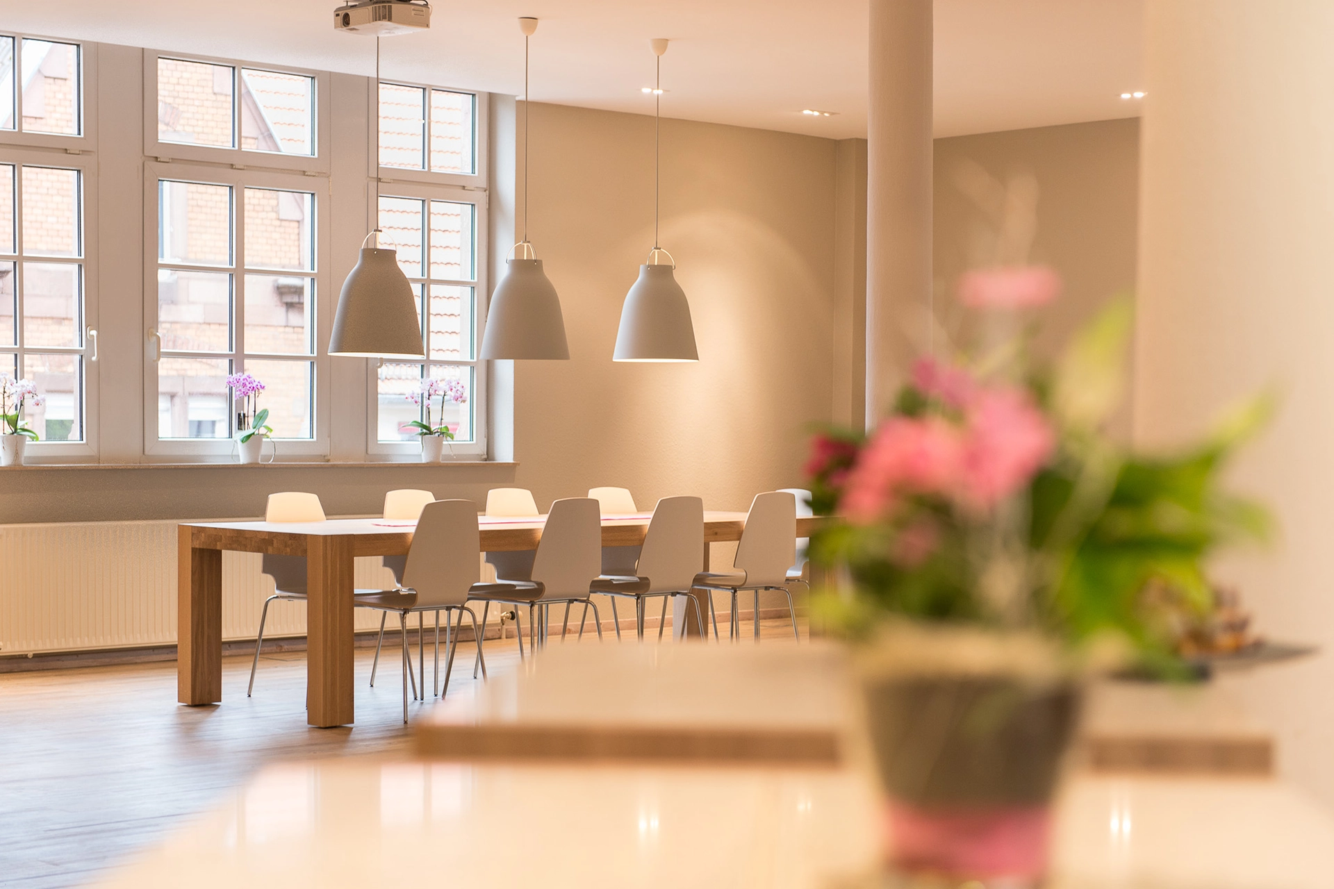 A long table with mutltiple chairs. Inside the mkg praxis.