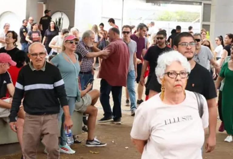 Idosos e jovens exercem voto facultativo para transformar o futuro nas urnas