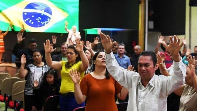 Pastores evangélicos recebem fortunas de fundos eleitorais para influenciar votos em campanhas