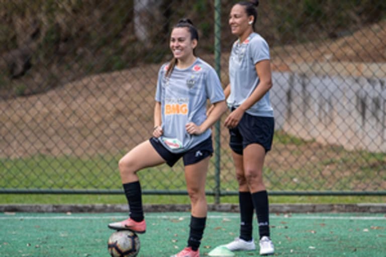 Nova lei garante direitos trabalhistas e profissionalização do futebol feminino no Brasil