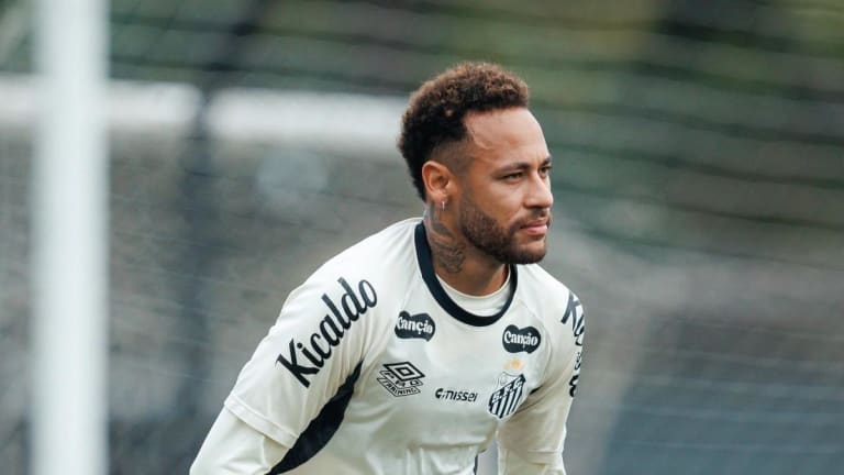 Neymar é relacionado pelo Santos para enfrentar o Flamengo no Brasileirão