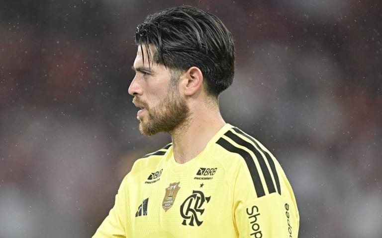 Goleiro Rossi é hostilizado por torcedores do Flamengo após falha contra o Santos