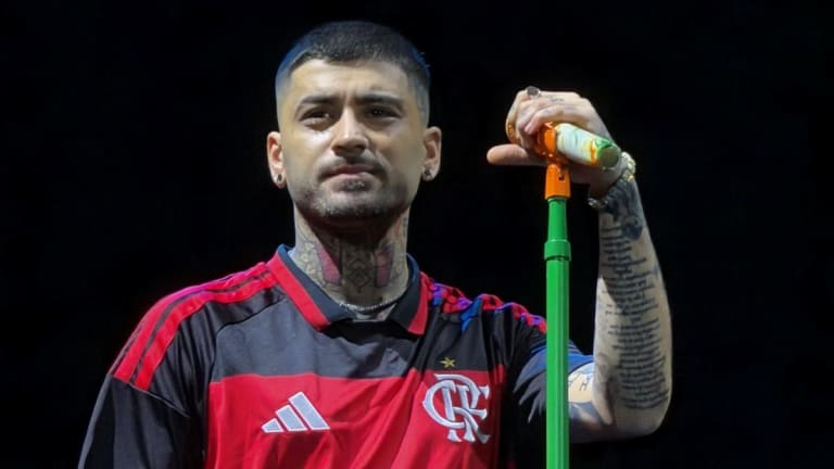 Zayn usa camisa do Flamengo em show no estádio do Palmeiras e pede desculpas