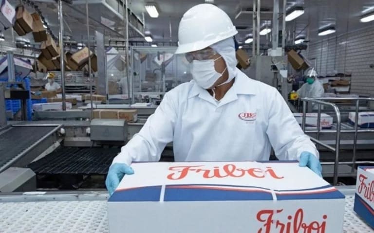 Trabalhadores de frigoríficos sofrem lesões e riscos climáticos graves