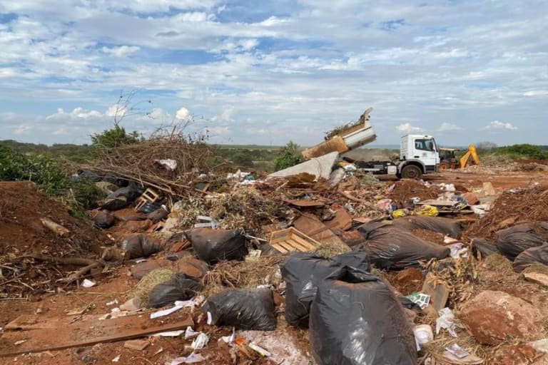 Entulho pode agravar alagamentos, mas menos da metade dos estados consultados monitora ou mapeia áreas de descarte irregular